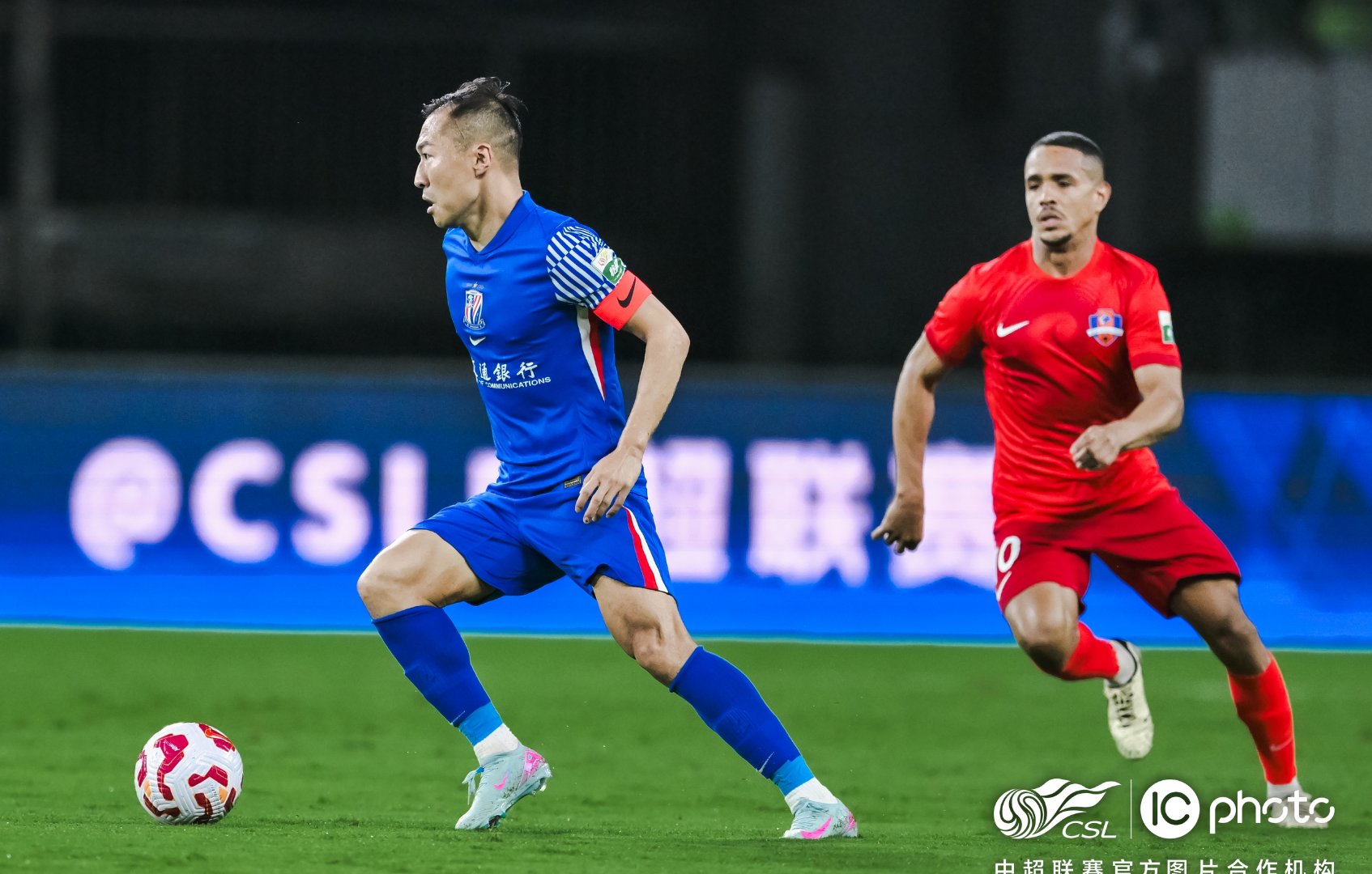 包含转折点！上海海港远射贴柱，葡超窗口期攻防权衡，赛场秩序良好，更衣室氛围转暖的词条