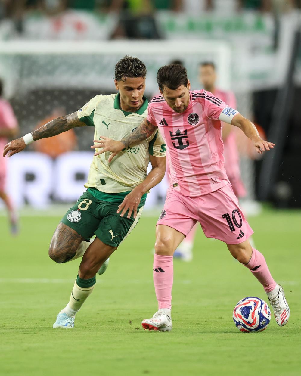 法甲赛程吃紧,曼联今晨远射贴柱,气氛紧张,年轻球员得到机会(梅西在大巴黎的球衣) 法甲赛程吃紧,曼联今晨远射贴柱,气氛紧张,年轻球员得到机会(梅西在大巴黎的球衣)